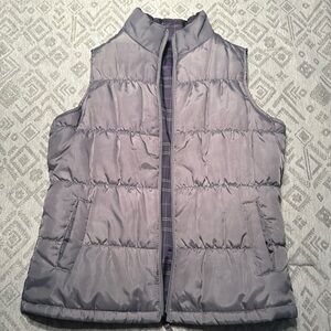 Reversible puffer vest